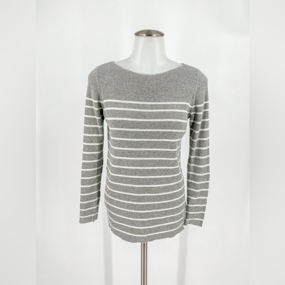 GAP Gray and white stripped sweater